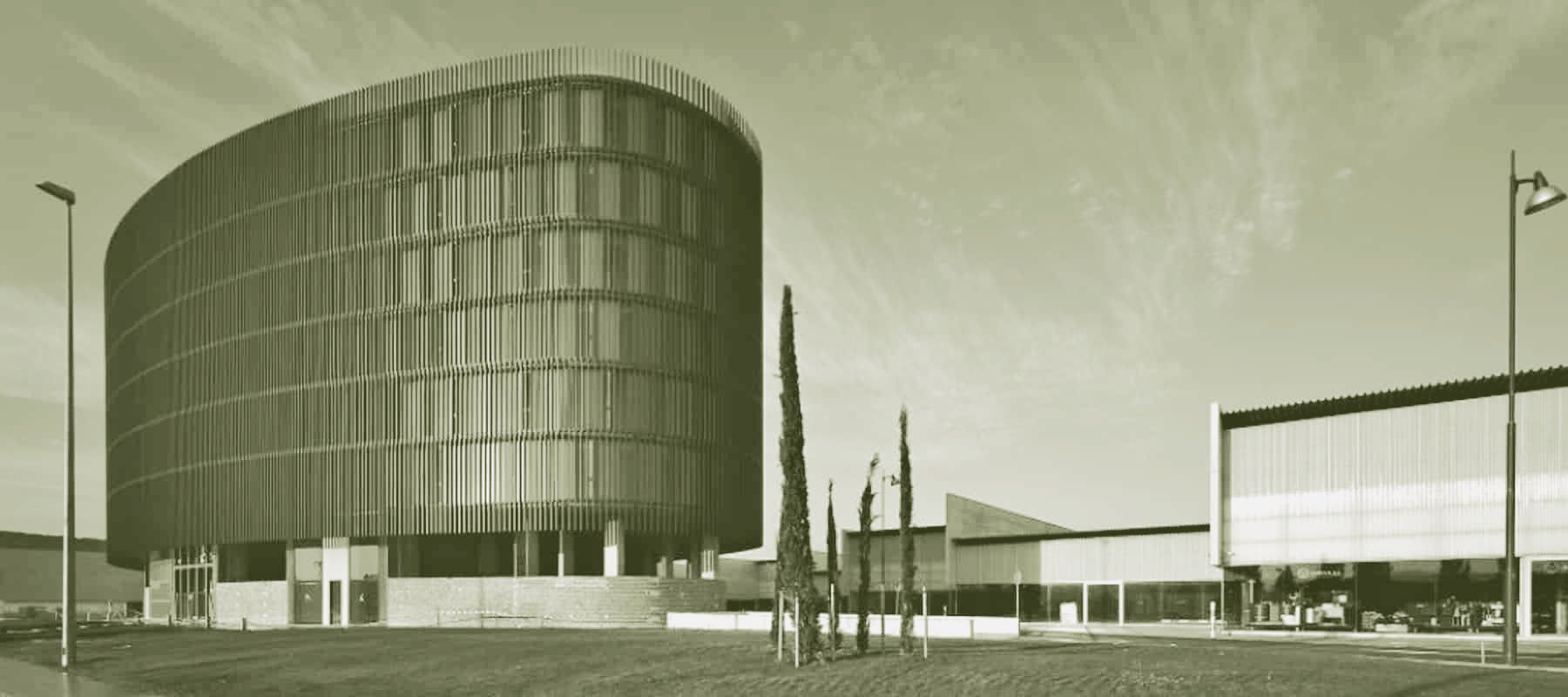 Edificio La Estrella, un edificio redondo de lamas oscuras, junto a Osasuna